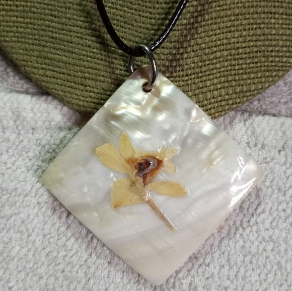 Large shell pendant with painted flower 🌸 on black cord necklace - Picture 2 of 5